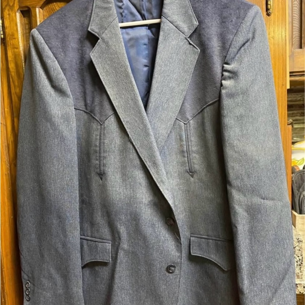 Gray Sport Coat with Notched Lapels and Structured Shoulders